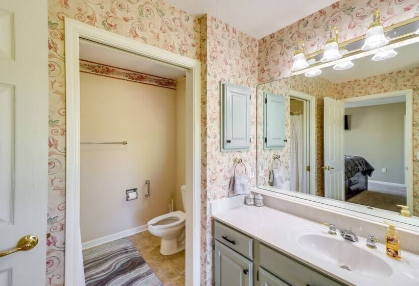 Charming Edgemont Home W/ Deck & Lake Views!