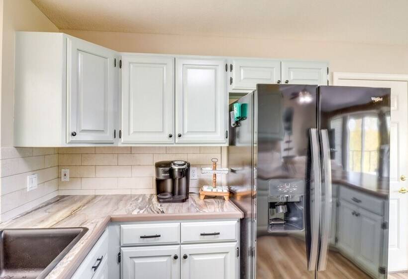 Charming Edgemont Home W/ Deck & Lake Views!