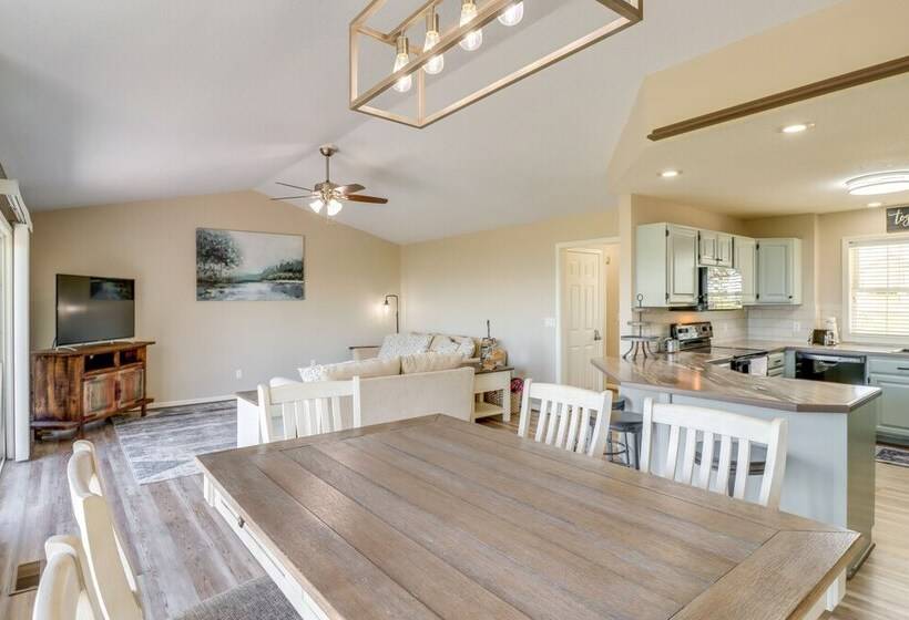 Charming Edgemont Home W/ Deck & Lake Views!