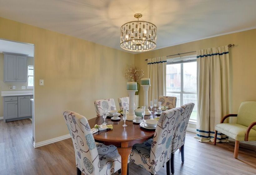 16 Mi To Downtown Dallas: Spacious Cedar Hill Home