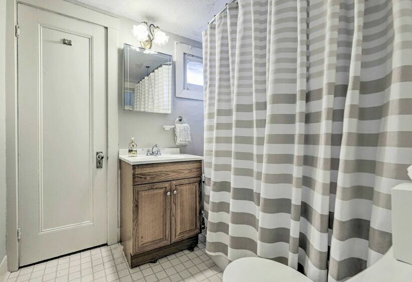 Charming Farmhouse W/ Pool & Fishing Pond!