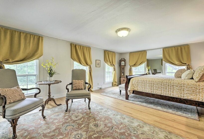 Charming Farmhouse W/ Pool & Fishing Pond!