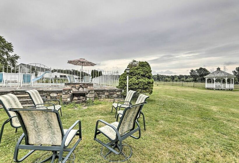 Charming Farmhouse W/ Pool & Fishing Pond!