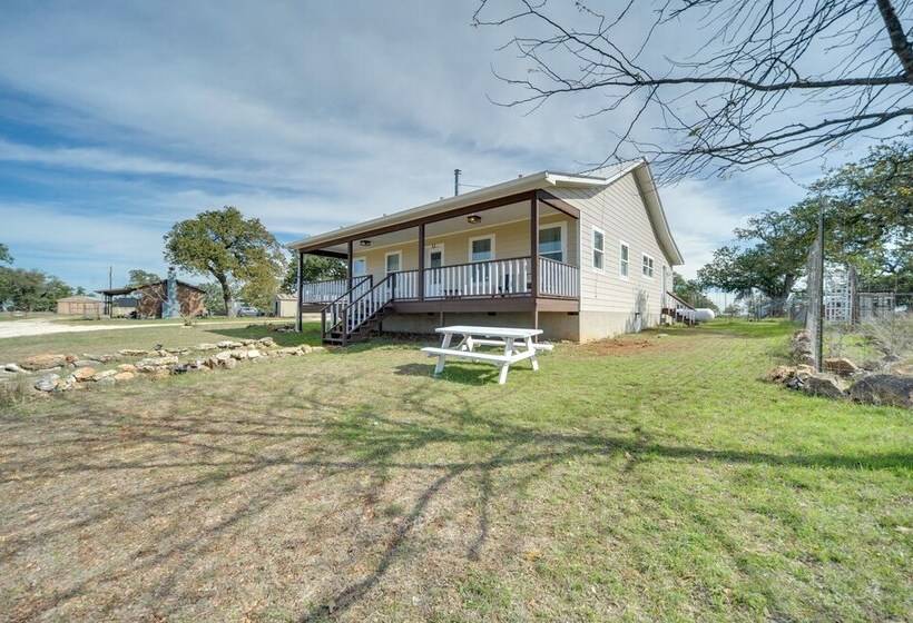 Charming Hill Country Home W/ Fire Pit & Hot Tub!