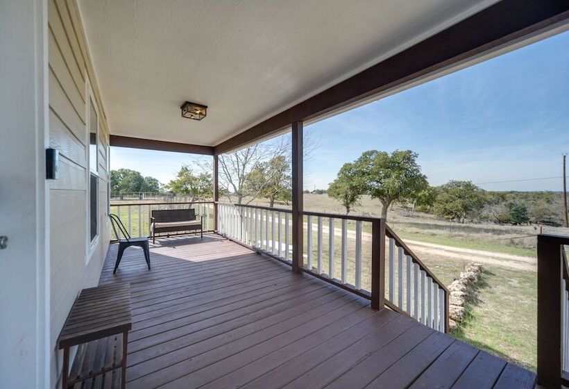 Charming Hill Country Home W/ Fire Pit & Hot Tub!