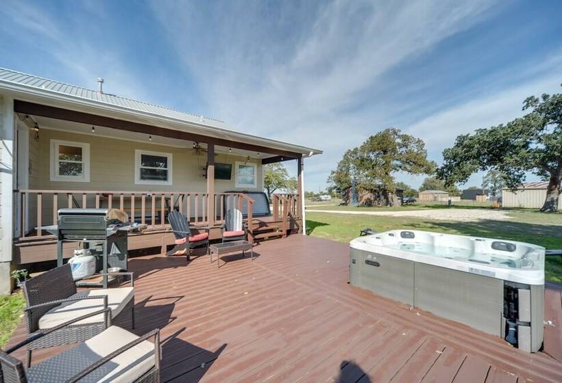 Charming Hill Country Home W/ Fire Pit & Hot Tub!