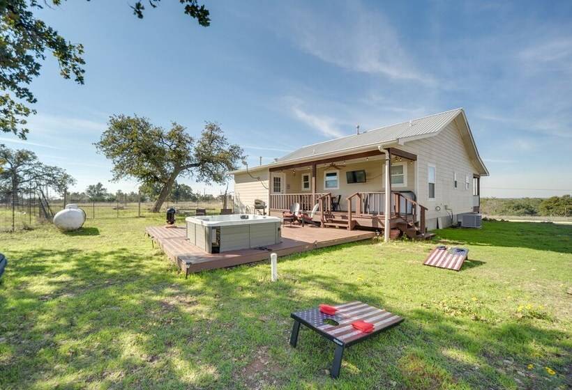 Charming Hill Country Home W/ Fire Pit & Hot Tub!
