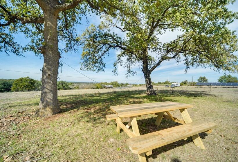 Charming Hill Country Home W/ Fire Pit & Hot Tub!