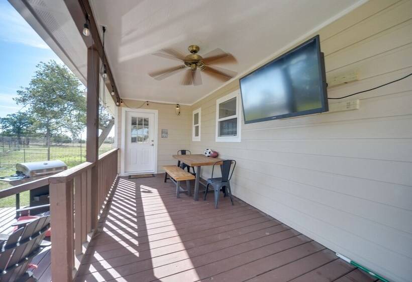 Charming Hill Country Home W/ Fire Pit & Hot Tub!
