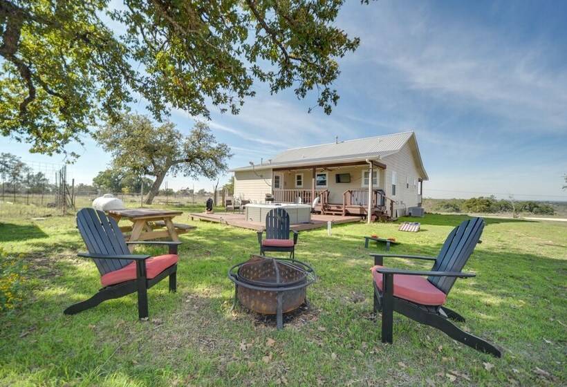 Charming Hill Country Home W/ Fire Pit & Hot Tub!