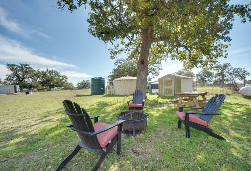 Charming Hill Country Home W/ Fire Pit & Hot Tub!