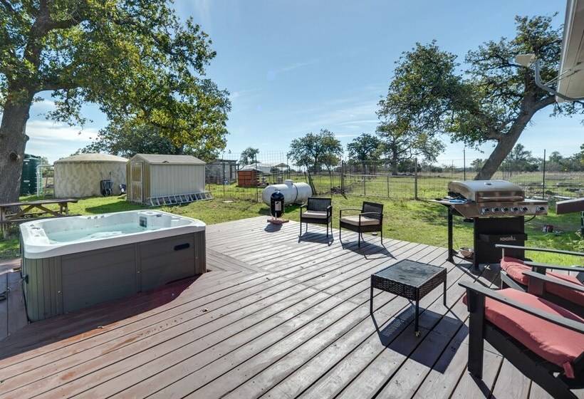 Charming Hill Country Home W/ Fire Pit & Hot Tub!
