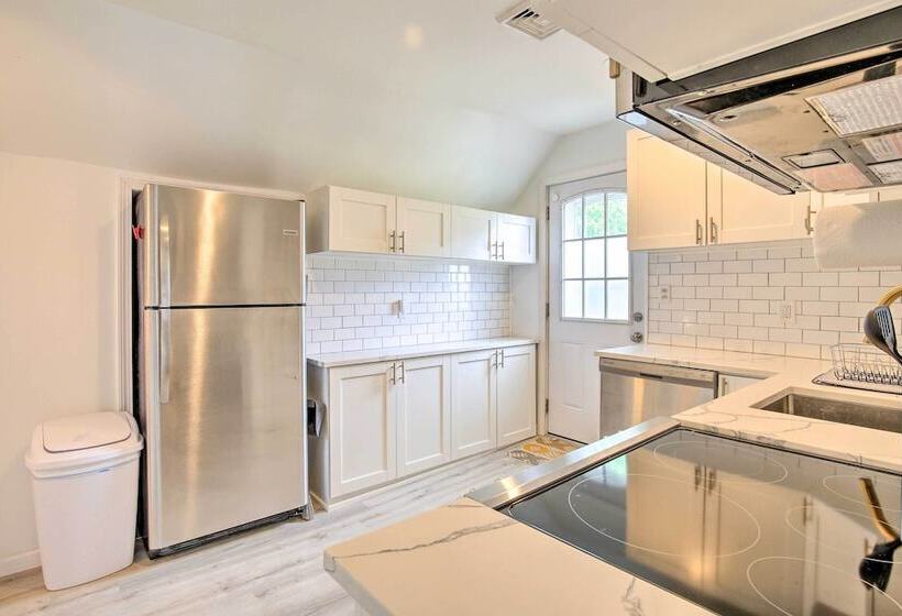 Charming Home ~ 6 Mi To Downtown New Haven!