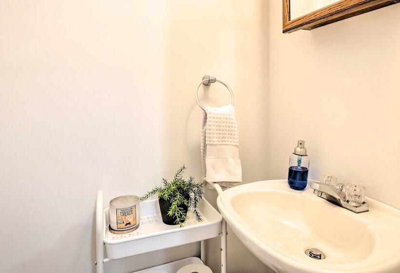 Charming Home ~ 6 Mi To Downtown New Haven!