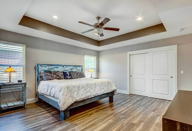 Charming Navarre Vacation Home W/ Fire Pit!