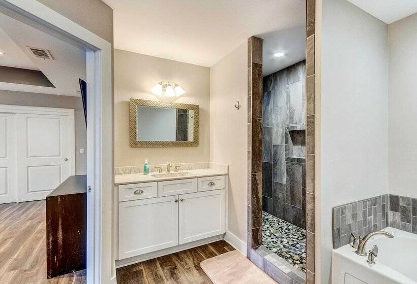 Charming Navarre Vacation Home W/ Fire Pit!