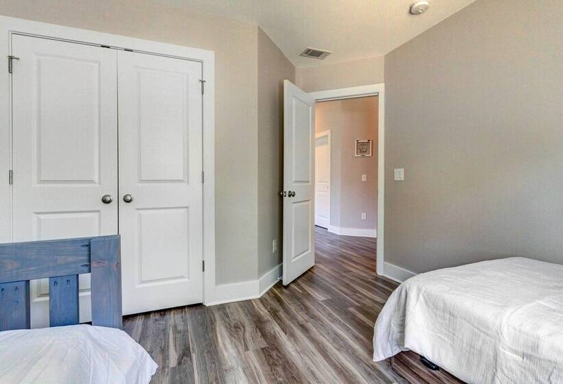 Charming Navarre Vacation Home W/ Fire Pit!