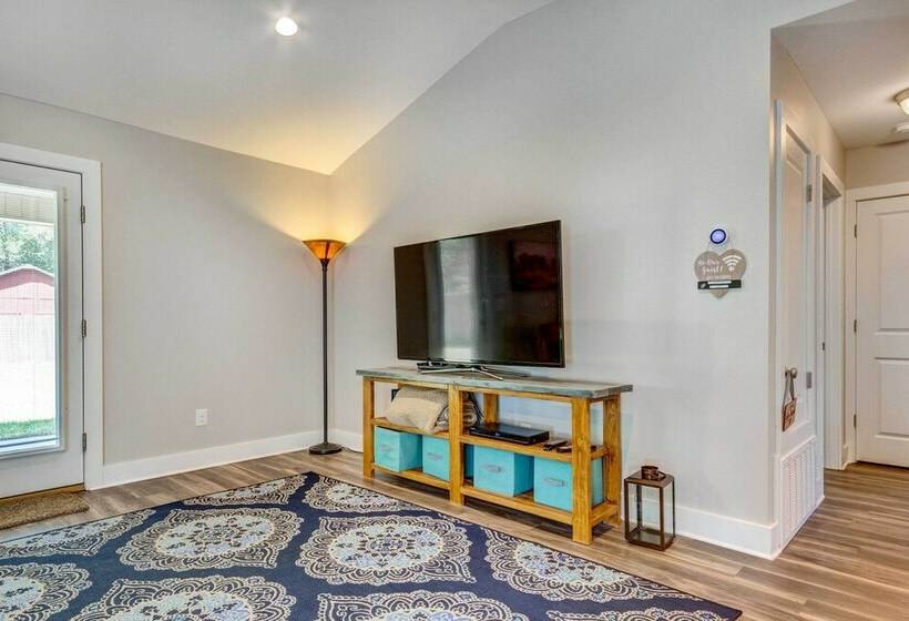 Charming Navarre Vacation Home W/ Fire Pit!