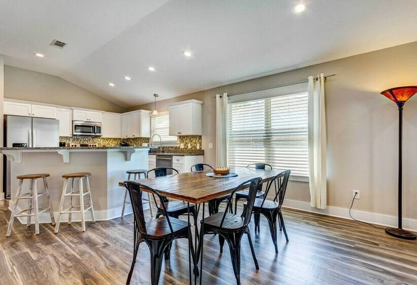 Charming Navarre Vacation Home W/ Fire Pit!