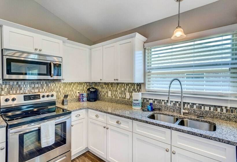 Charming Navarre Vacation Home W/ Fire Pit!