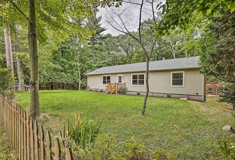 Charming Pentwater Home W/ Fire Pit & Yard!