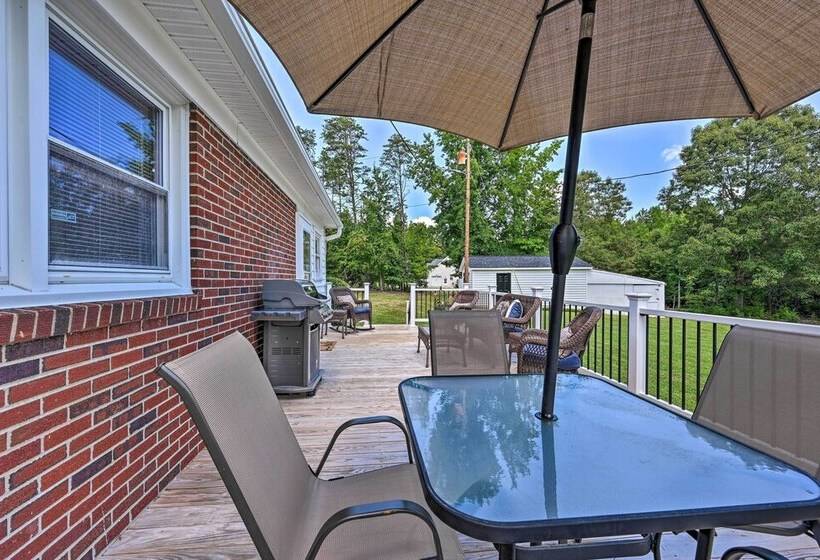 Charming Retreat On 5 Acres W/ Deck & Grill!