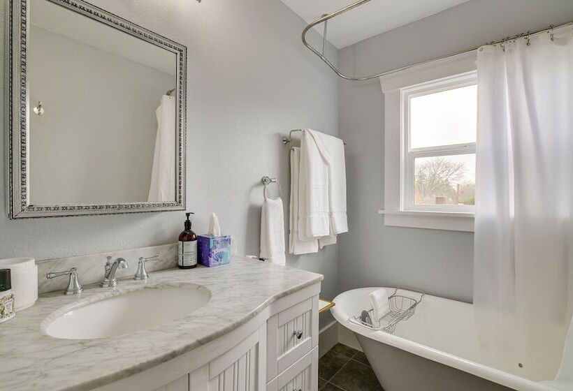 Charming Tacoma Vacation Home W/ Fenced Yard