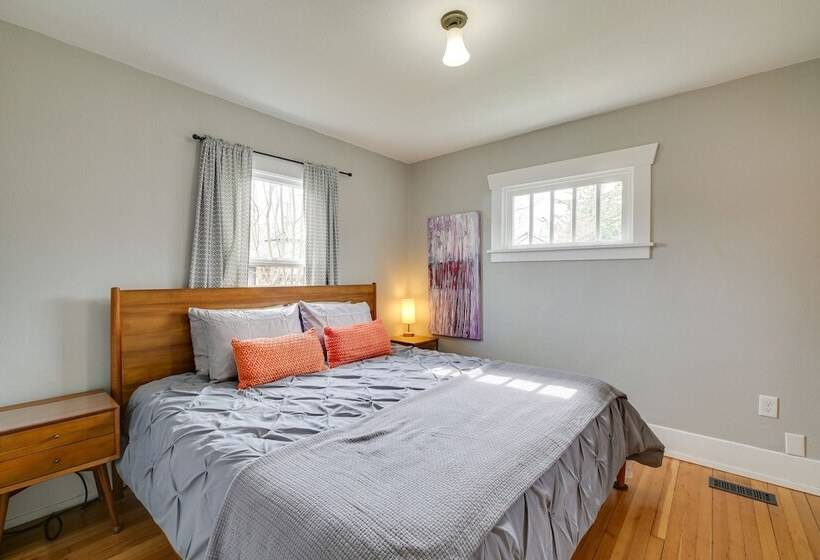Charming Tacoma Vacation Home W/ Fenced Yard