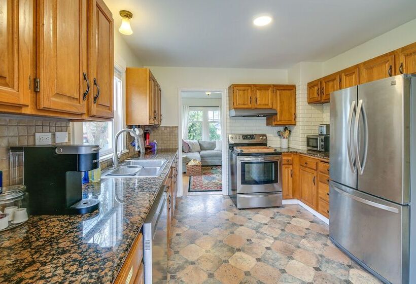 Charming Tacoma Vacation Home W/ Fenced Yard