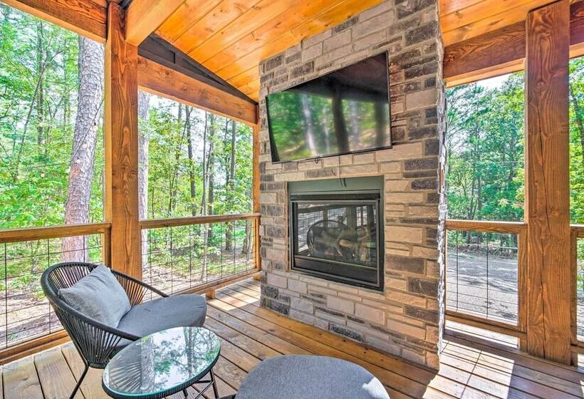 Chic Broken Bow Cabin With Hot Tub & Gas Grill!