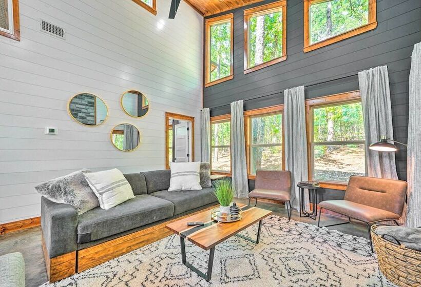 Chic Broken Bow Cabin With Hot Tub & Gas Grill!