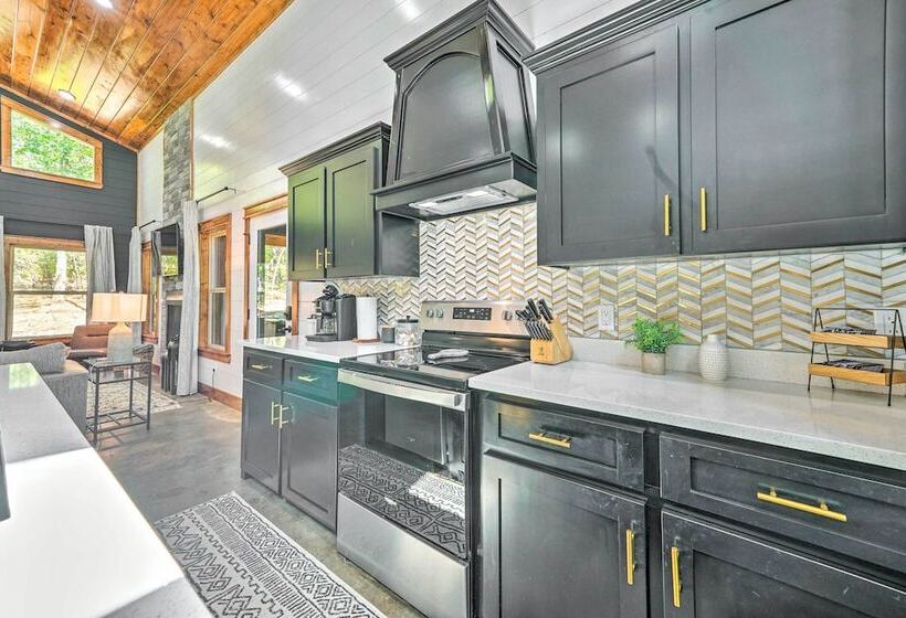 Chic Broken Bow Cabin With Hot Tub & Gas Grill!