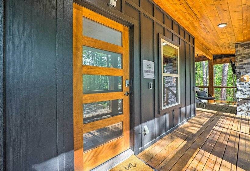 Chic Broken Bow Cabin With Hot Tub & Gas Grill!