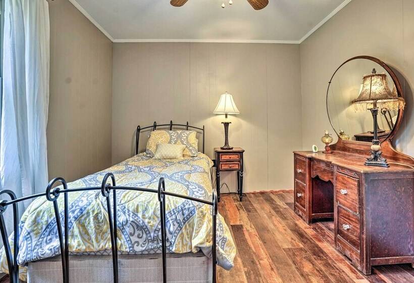 Hike On Site: Classic Cabin Nature Retreat