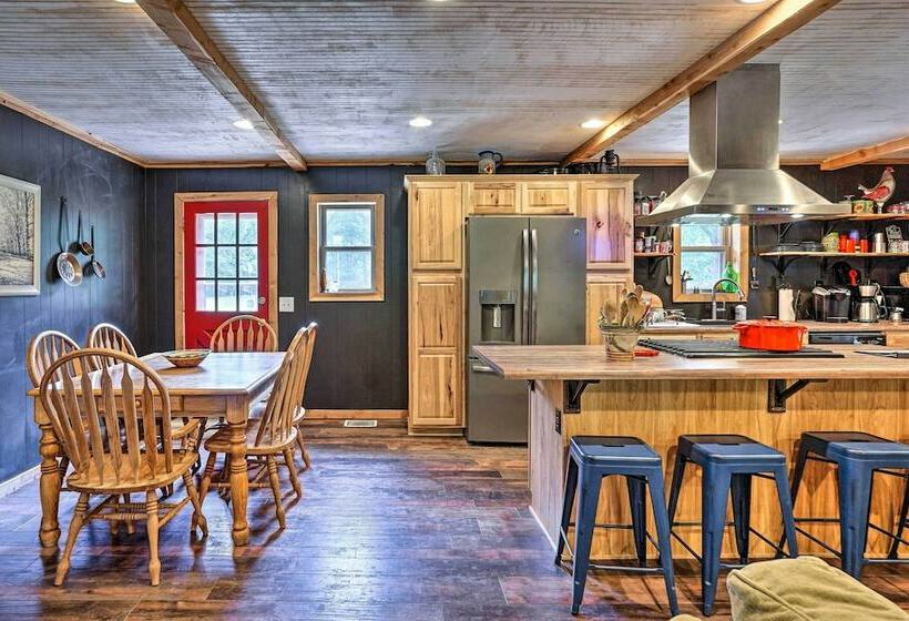 Hike On Site: Classic Cabin Nature Retreat