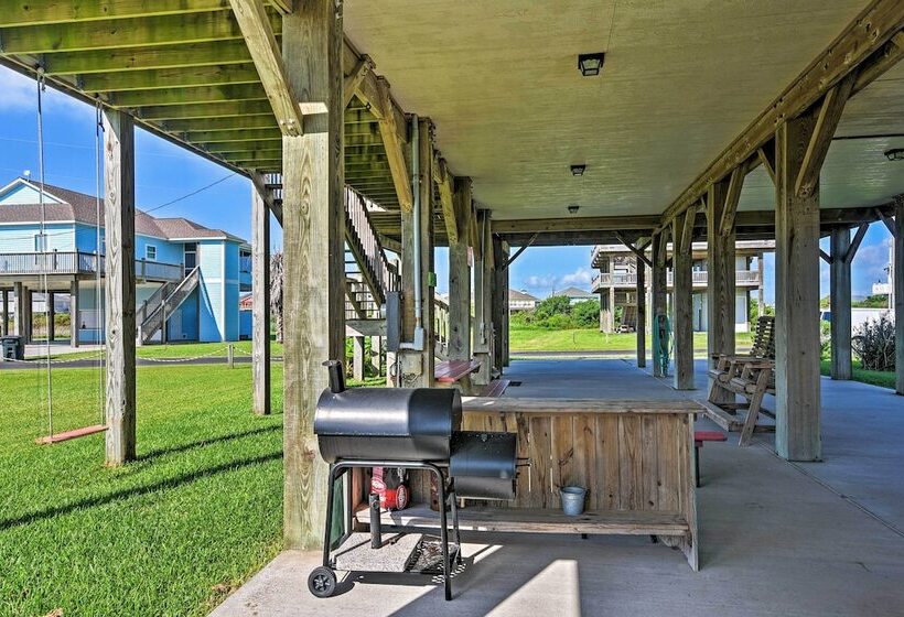 Walk To Crystal Beach: Coastal Home W/ Views!