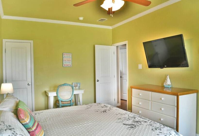 Walk To Crystal Beach: Coastal Home W/ Views!