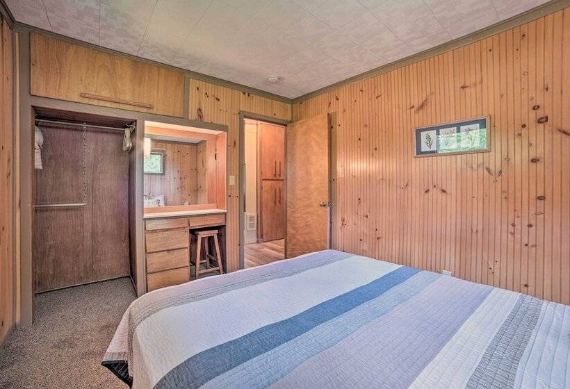 Comfy Burt Lake Abode On Site Lake Access!