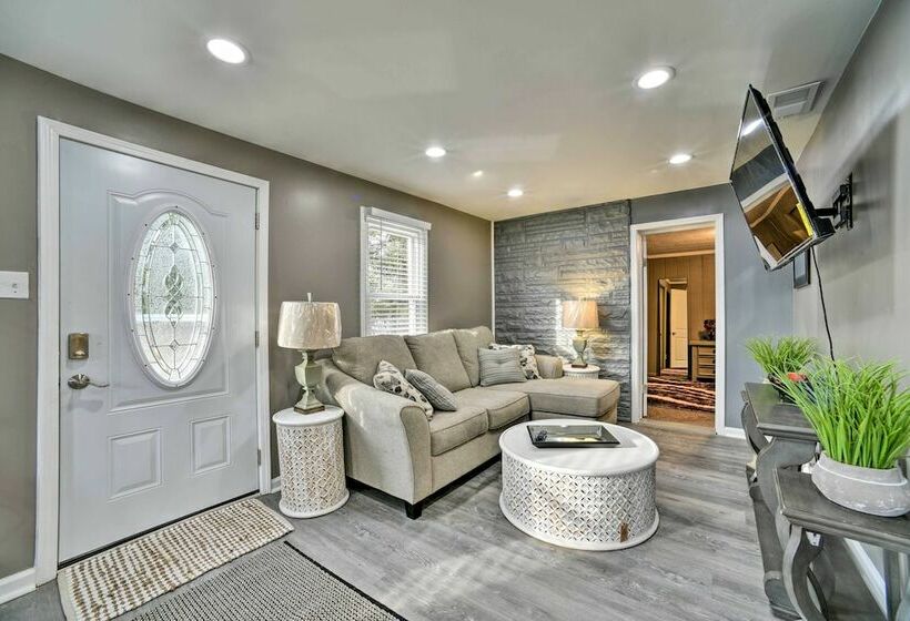 Completely Renovated Escape ~ 1 Mile To Downtown!