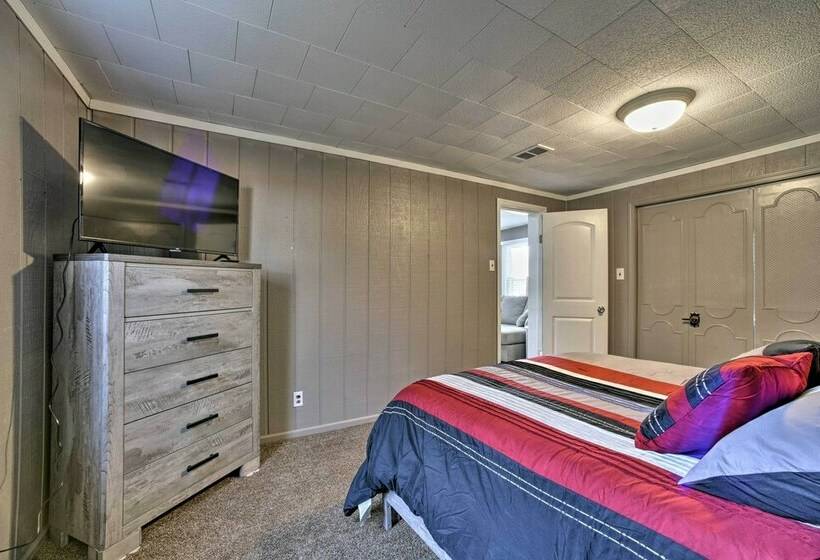 Completely Renovated Escape ~ 1 Mile To Downtown!