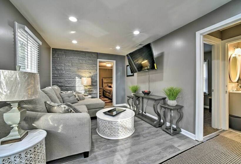 Completely Renovated Escape ~ 1 Mile To Downtown!