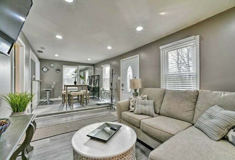 Completely Renovated Escape ~ 1 Mile To Downtown!