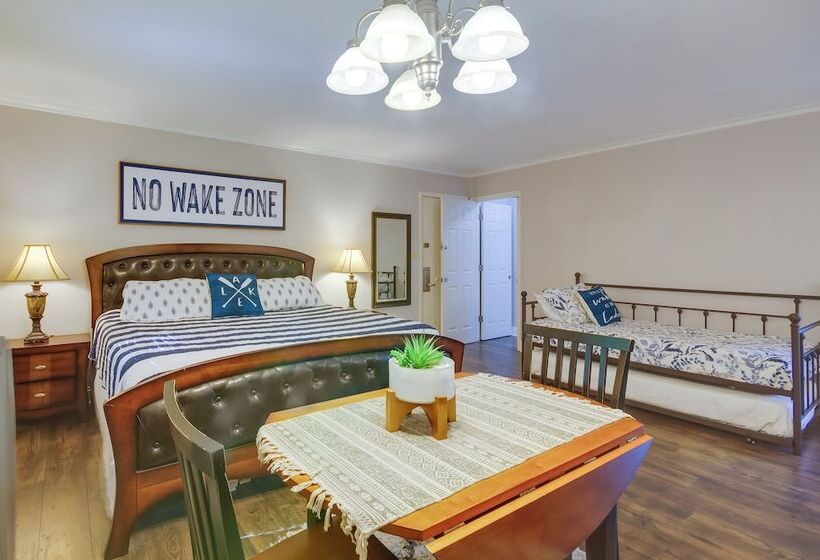 Dock, Boat Slip & View: Lakefront Tan Tar A Home!