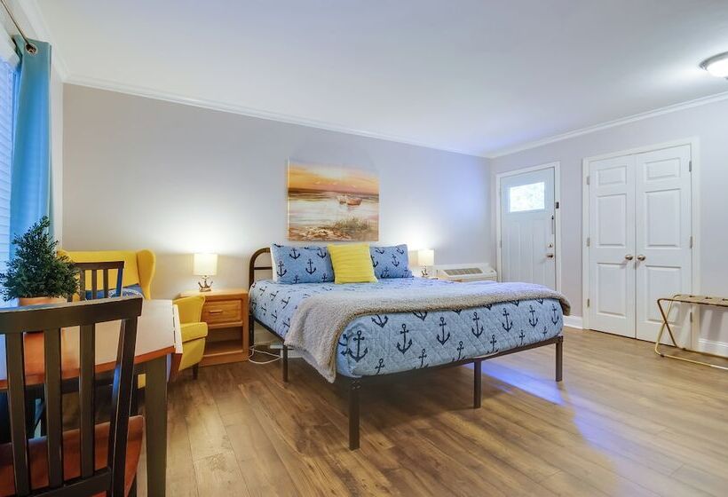 Dock, Boat Slip & View: Lakefront Tan Tar A Home!