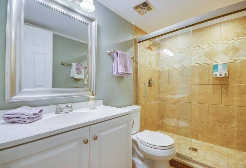 Dock, Boat Slip & View: Lakefront Tan Tar A Home!