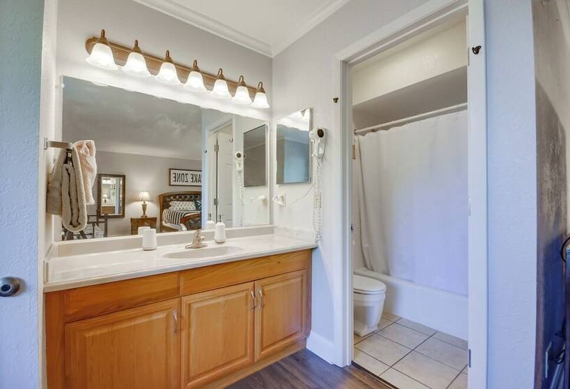 Dock, Boat Slip & View: Lakefront Tan Tar A Home!