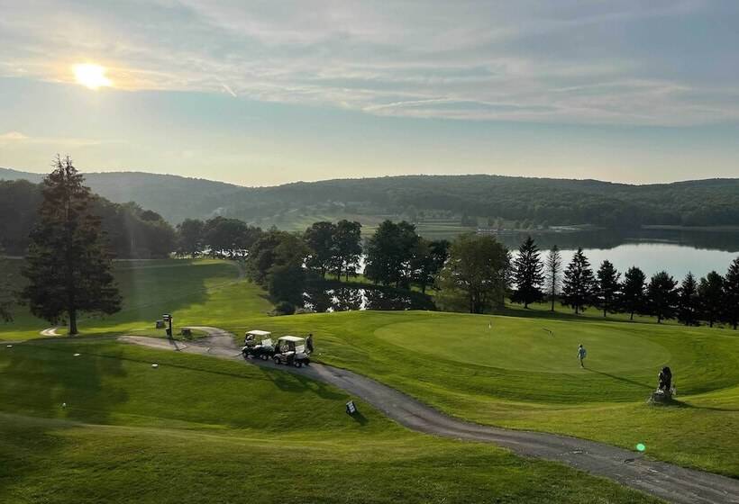 Cozy Alpine Lake Cabin W/ Pool & Lake Access!
