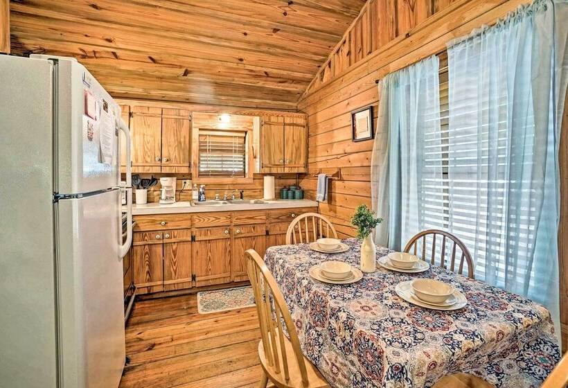 Cozy Broken Bow Cabin W/ Hot Tub & 2 Porches!