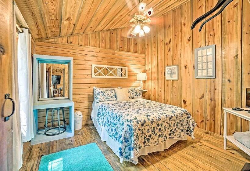 Cozy Broken Bow Cabin W/ Hot Tub & 2 Porches!