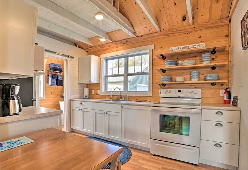 Cozy Cedarville Cottage Walk To Lake Huron!